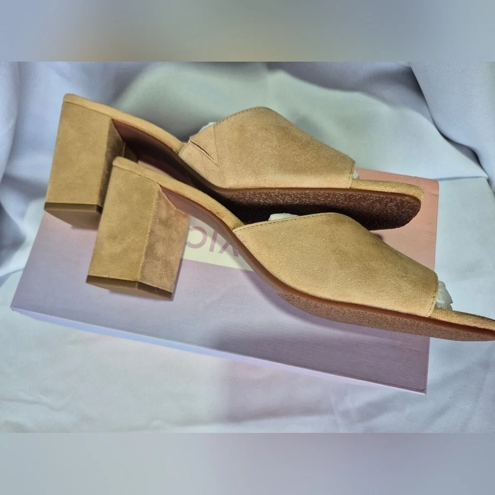 Lisa Vicky’s Women’s Size 9 Tan Women's Slide Sandals
